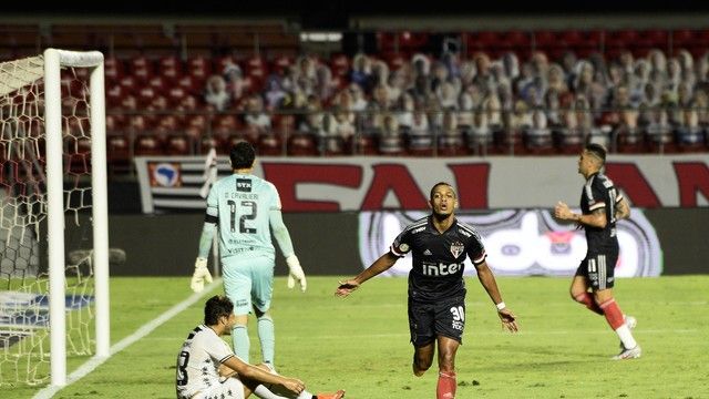 Inter e Flamengo vencem e mantêm acirrada disputa pela liderança do  Brasileirão