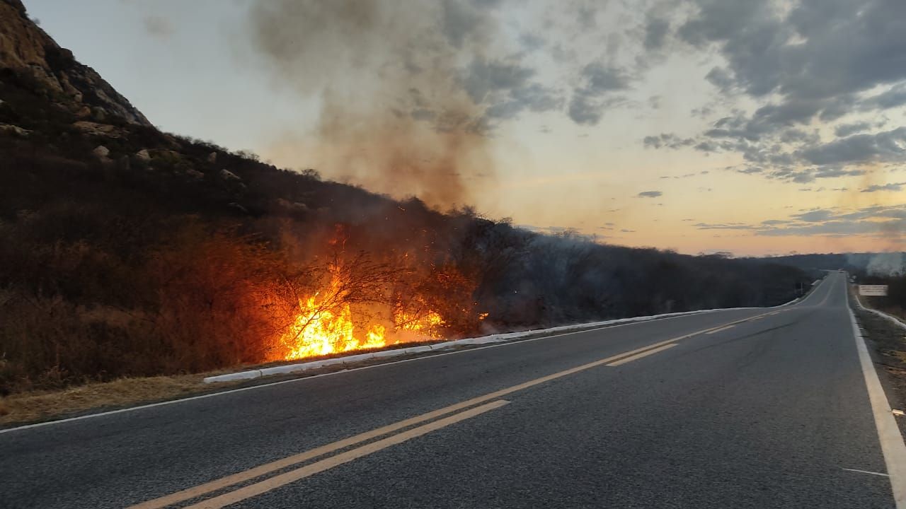 Incêndio é registrado na BR-361, próximo a Serra de Catingueira