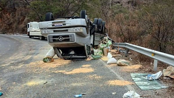 Mais um caminhão tomba na Serra de Teixeira e reforça necessidade de intervenção dos órgãos competentes; motorista não se feriu gravemente