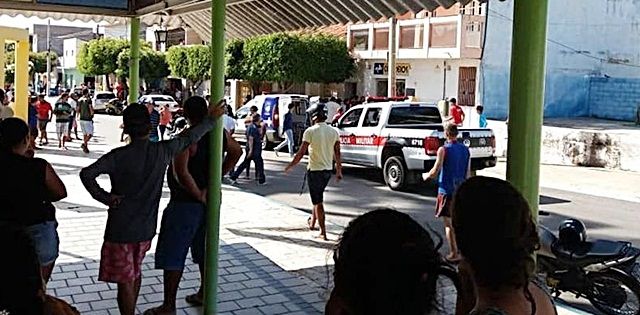 Bandidos trocam tiros com Polícia Militar e um morre em tentativa de assalto aos Correios de Água Branca