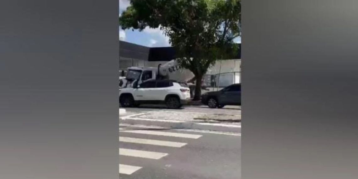 Caminhão desgovernado atinge veículos, invade concessionária e quase provoca tragédia em Campina Grande; veja o vídeo