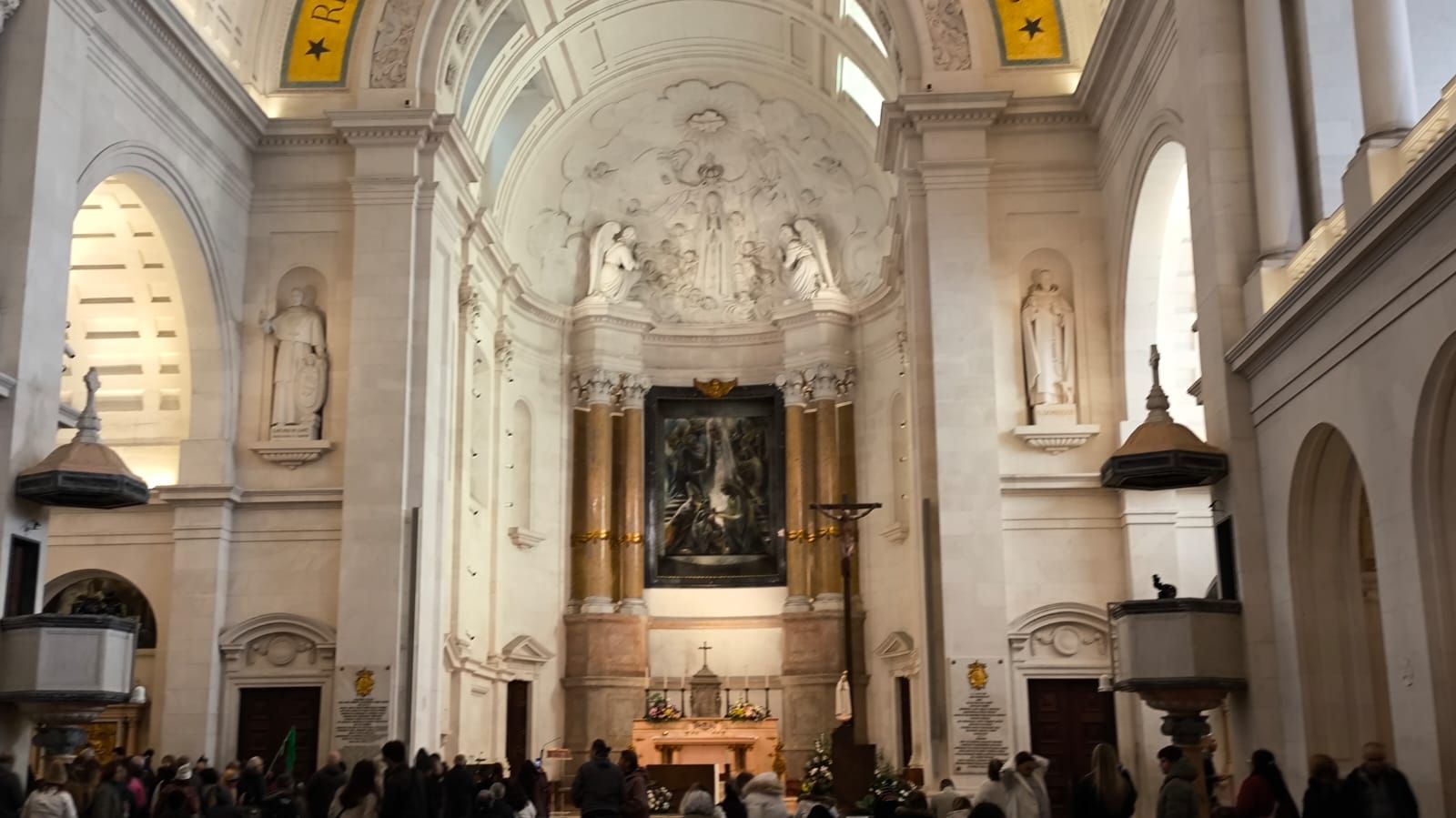 Devotos de Nossa Senhora de Fátima, do Brasil, visitam santuário em Portugal; padre Fabrício descreve emoção; vídeo e fotos