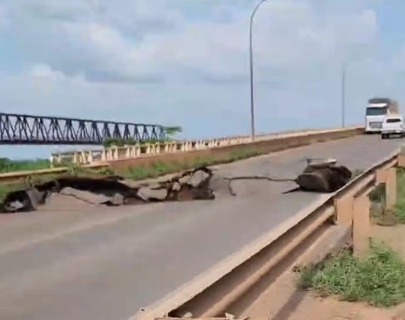 Vereador flagra momento em que asfalto racha e ponte desaba entre o Tocantins e o Maranhão. Vídeo