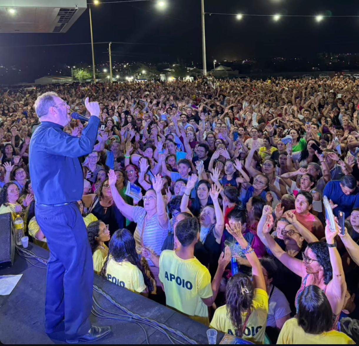 Multidão comparece a Soledade no lançamento do Livro de Padre Fabrício: Uma Palavra de Esperança para Cada Dia; veja