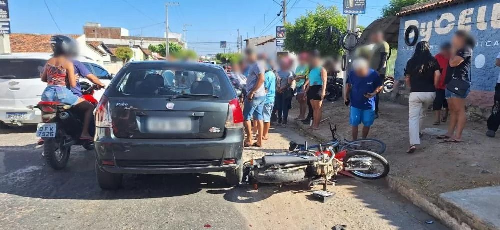 Três pessoas feridas em acidente envolvendo carro, motocicletas e bicicleta em Patos