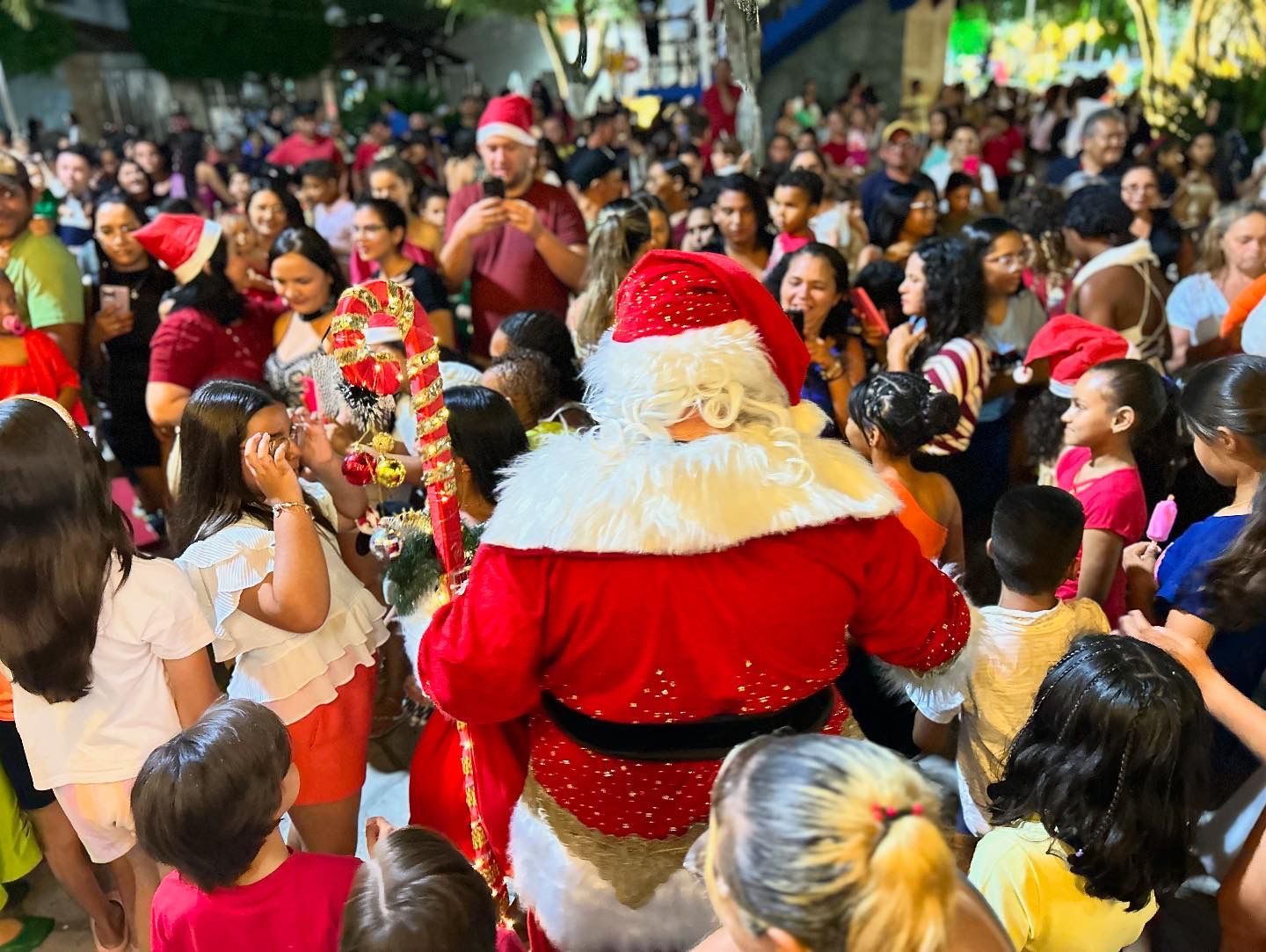 Prefeitura de Catingueira promove chegada do Papai Noel em evento natalino