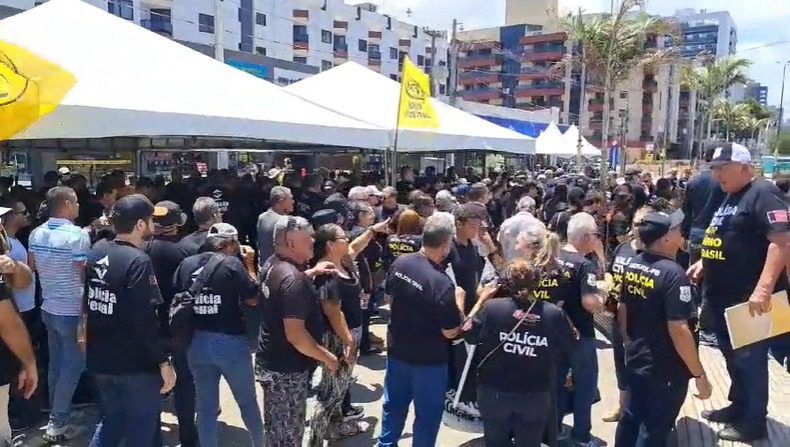 Policiais realizam protesto na Epitácio Pessoa por melhores salários e presidente da Aspol afirma que reajuste necessário é de “quase 100%”