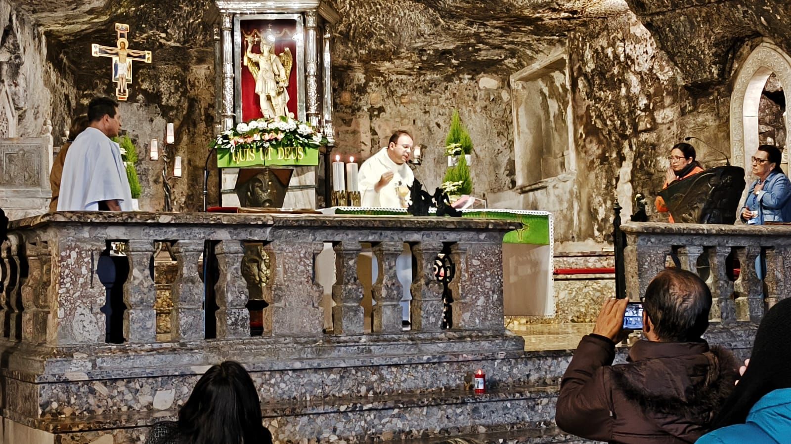 Padre Fabrício Timóteo celebra missa na Gruta de São Miguel Arcanjo, na Itália, para mais de 100 fiéis; Vídeo e fotos