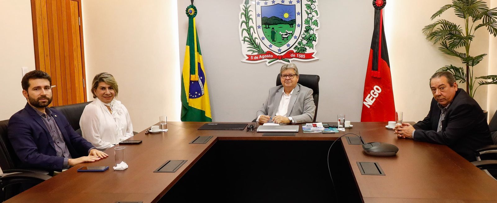 João Azevêdo recebe Michel Henrique e Edna Henrique, e deputado enaltece trabalho e diálogo com o governador 