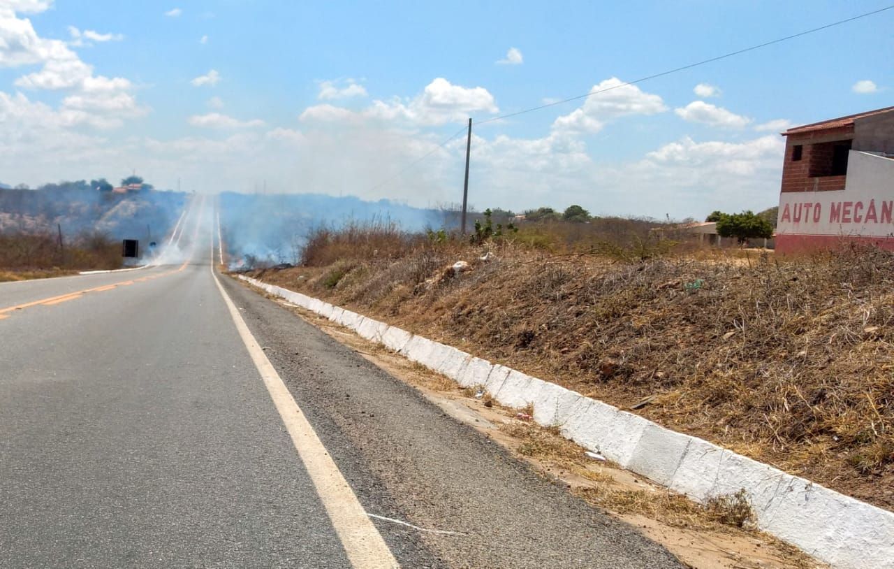 Incêndio na BR-361, saída pra Catingueira, prejudica motoristas e a população de Santa Terezinha-PB