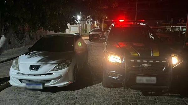 PRF aborda carro furtado em São Mamede e recupera veículo