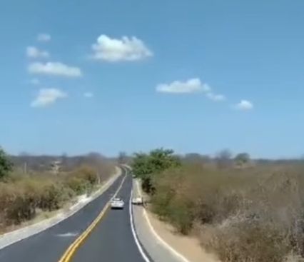 Veículo é flagrado realizando manobras de zigue-zague na BR-361, na tarde de sexta-feira (20); vídeo 