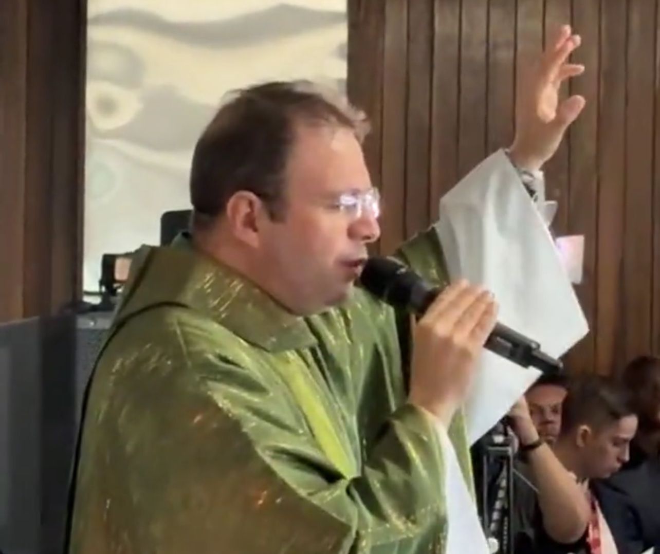 Padre Fabrício celebra missa na Câmara dos Deputados e diz aos parlamentares: \\\'A missão construída na rocha de Cristo darão bons frutos\\\'; vídeo