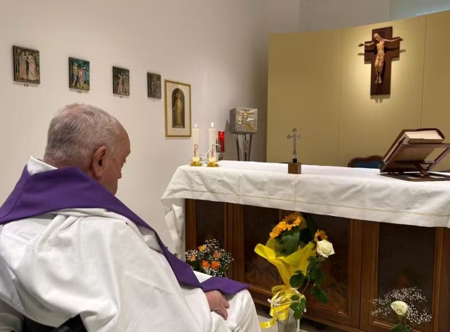 Vaticano divulga foto do Papa Francisco celebrando missa em hospital após um mês internado