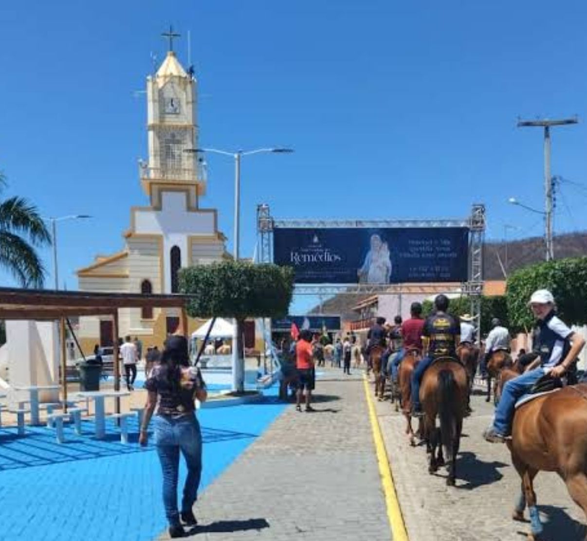 Empresária arremata galinha por 15 mil reais em leilão da Padroeira de Nova Olinda, no Vale do Piancó; vídeo 