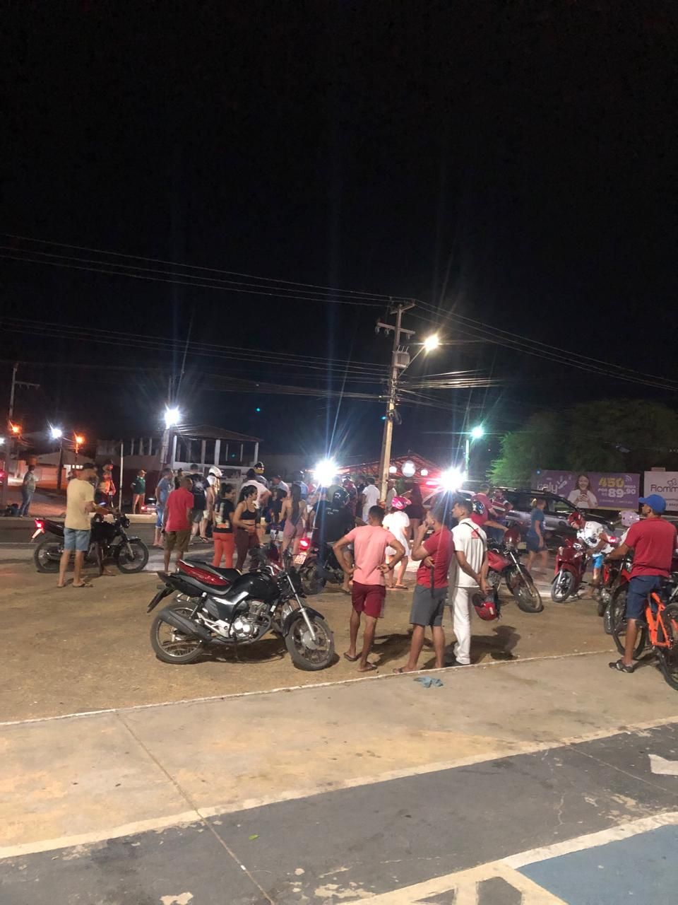 Grave acidente envolvendo motocicleta e carro é registrado em frente ao Restaurante Panela Velha, em Patos