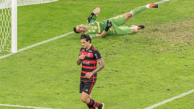 Com pênalti polêmico, Flamengo vence  Fluminense, mantém liderança do Brasileirão e afunda rival na lanterna