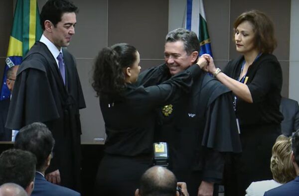 Vital do Rêgo toma posse no TCU com homenagens à Paraíba e se emociona ao falar da família