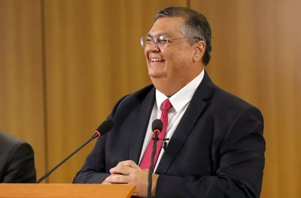 Dino bate de frente com Congresso, suspende pagamentos de R$ 4,2 bilhões em emendas e manda PF investigar ‘apadrinhamento’