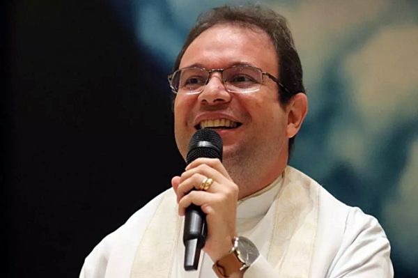 VÍDEO: apresentador Bruno Pereira critica bispo da Diocese de Patos por transferir Padre Fabrício: \\\'está sendo rebaixado\\\'