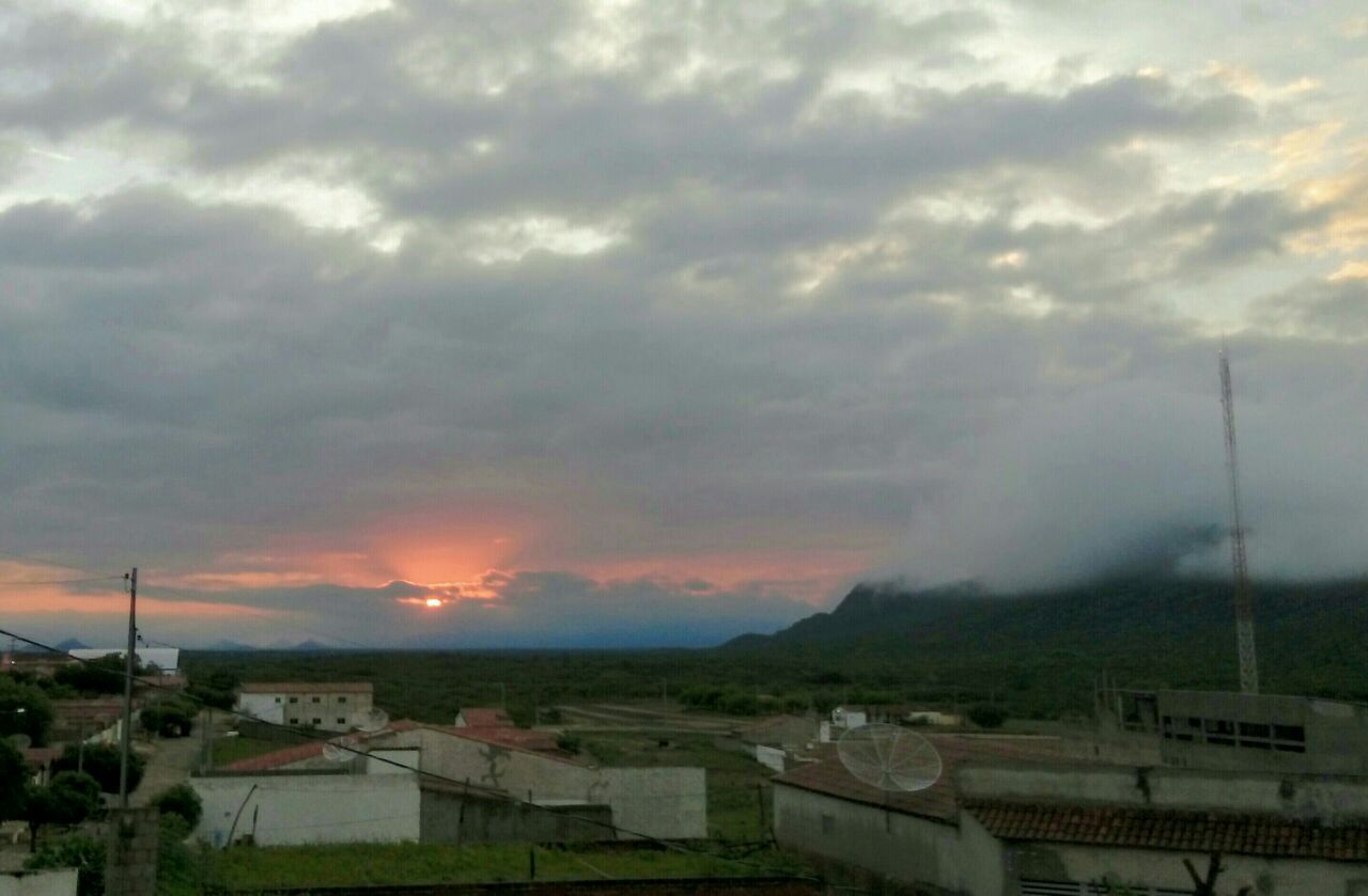 Santa Terezinha-PB registra 40 mm de chuva e anima homem do campo