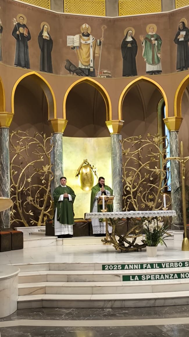 Brasileiros devotos de Santa Rita de Cássia se emocionam ao visitarem a Basílica e corpo da Santa; veja vídeo