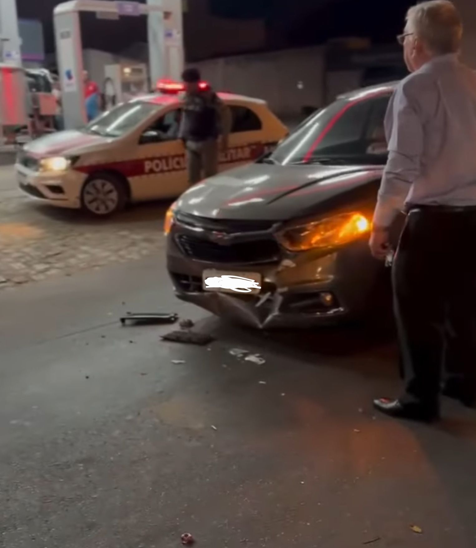 Acidente envolvendo carro do Pastor  John é registrado no Centro da cidade de Teixeira, neste sábado (26); veja vídeo 