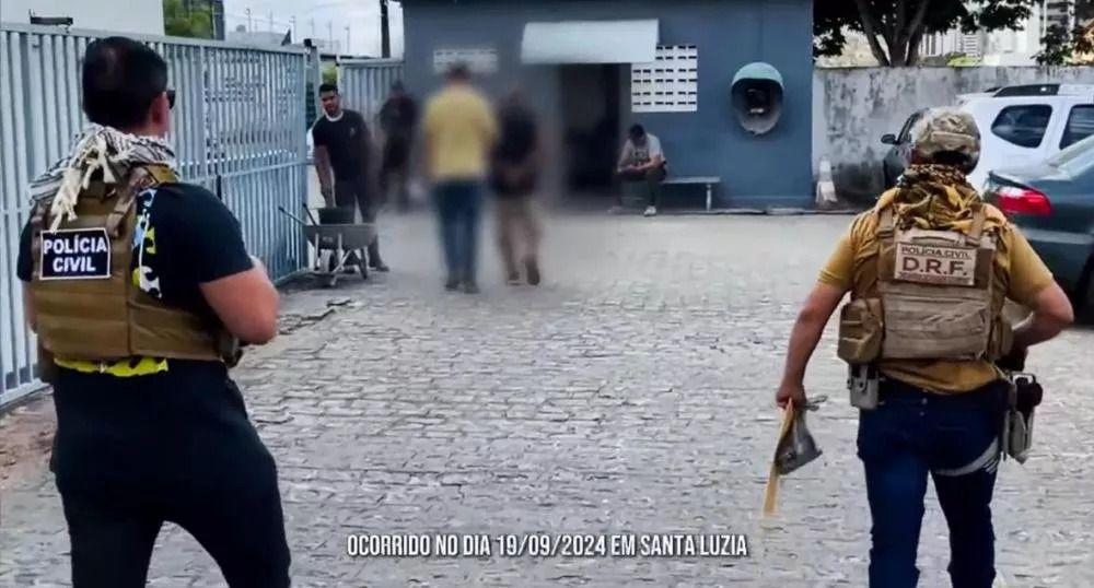 Operação Colosso: forças de segurança cumprem mandados de prisão e busca e apreensão durante operação no combate a organizações criminosas que atuavam em Santa Luzia. Vídeo