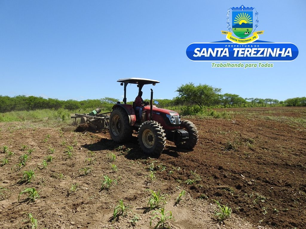 Prefeitura de Santa Terezinha beneficia agricultores com cortes de terra