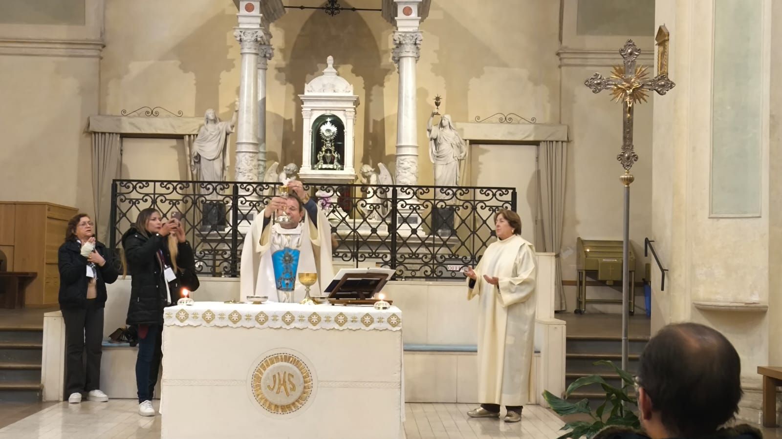 Momento único: Padre Fabrício Timóteo celebra Missa em Lanciano, na Itália; Veja vídeo e fotos