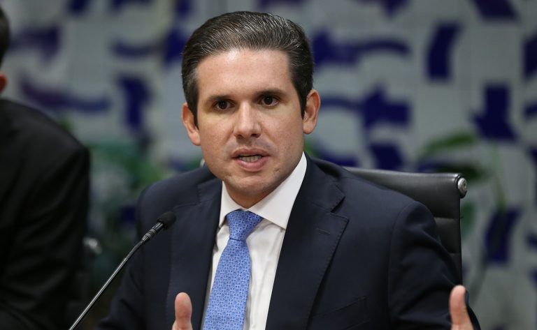 Hugo Motta diz que Congresso deseja isentar Imposto de Renda para quem ganha até R$ 5 mil, mas governo precisa apresentar compensação