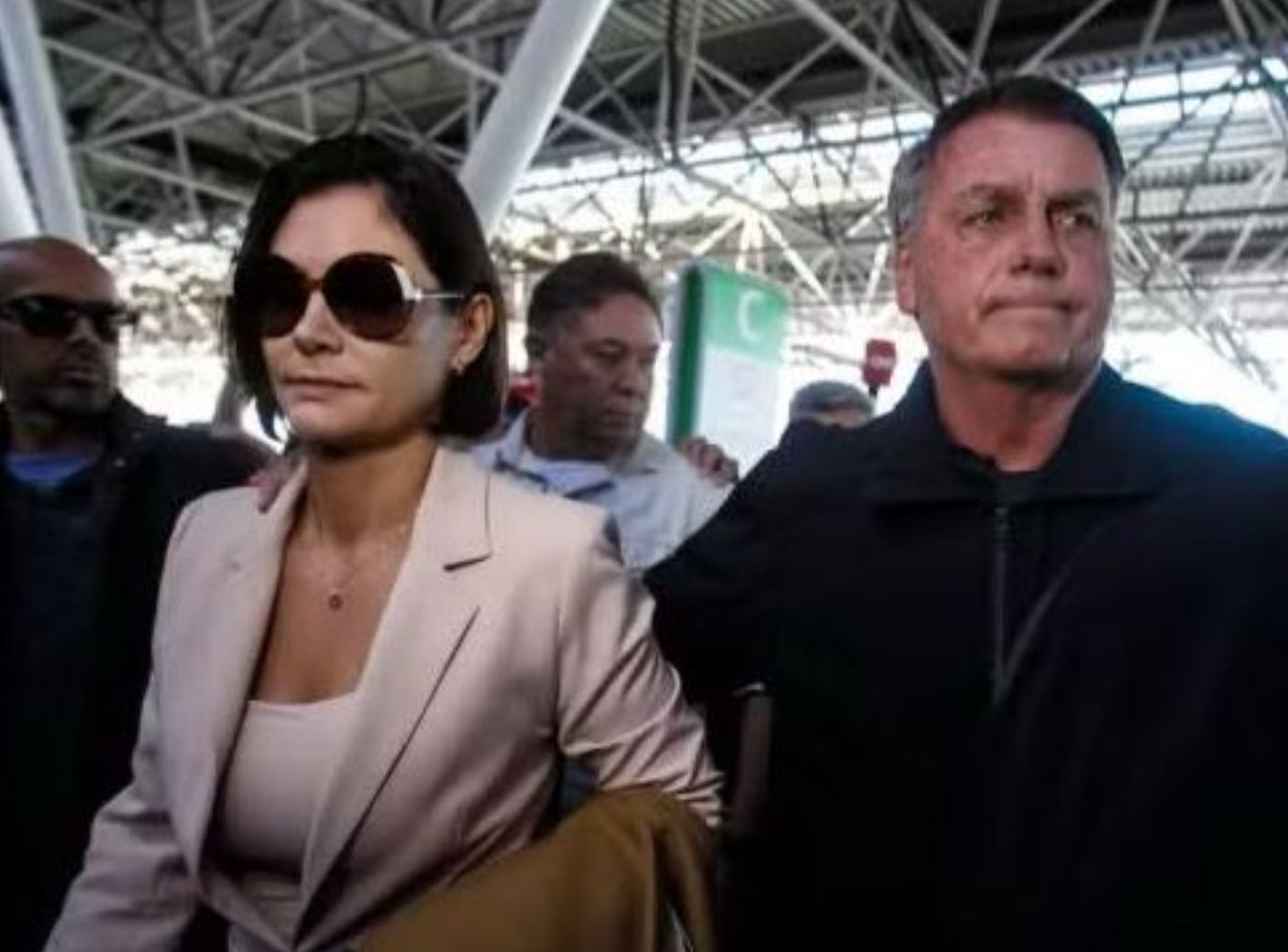 Bolsonaro se emociona no embarque de Michelle para posse de Trump