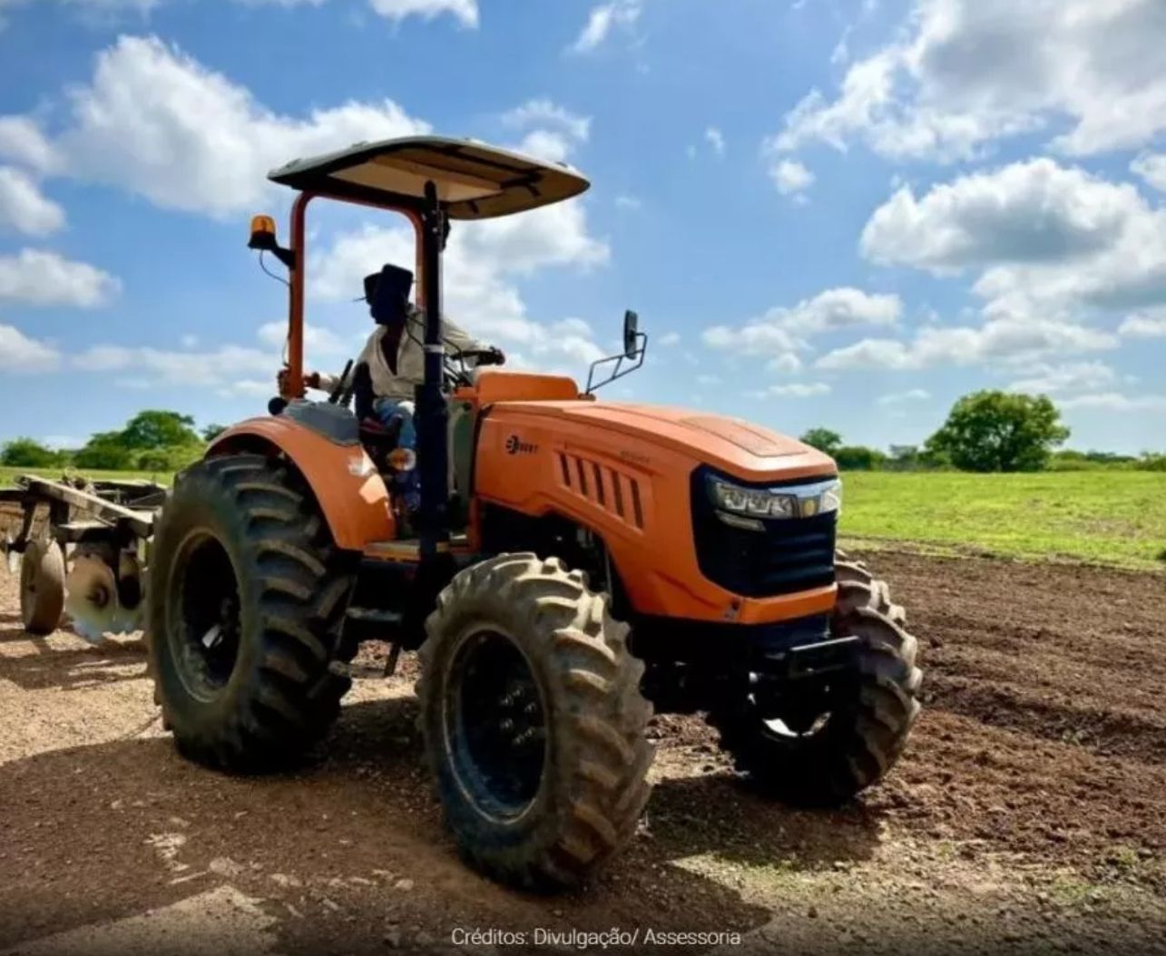 Prefeitura de Catingueira-PB oferece corte de terra gratuito para agricultores da zona rural, beneficiando mais de 700 famílias