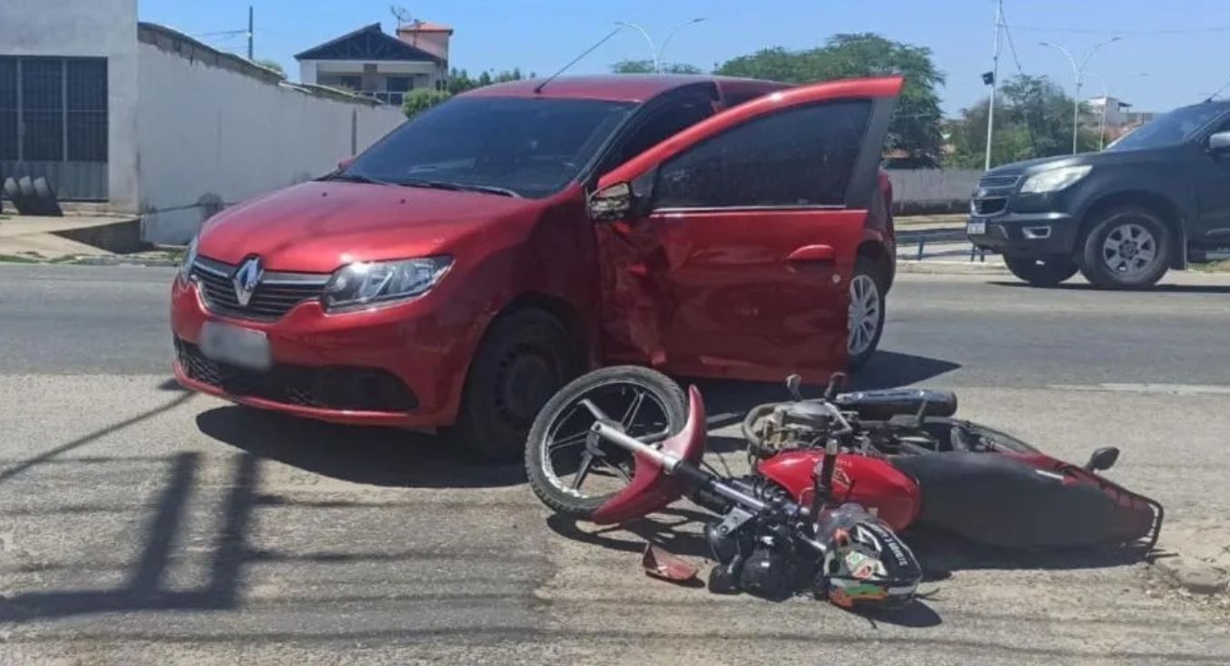 Colisão entre carro e moto é registrada na rua Horácio Nóbrega, em Patos, nesta quarta-feira (11); veja