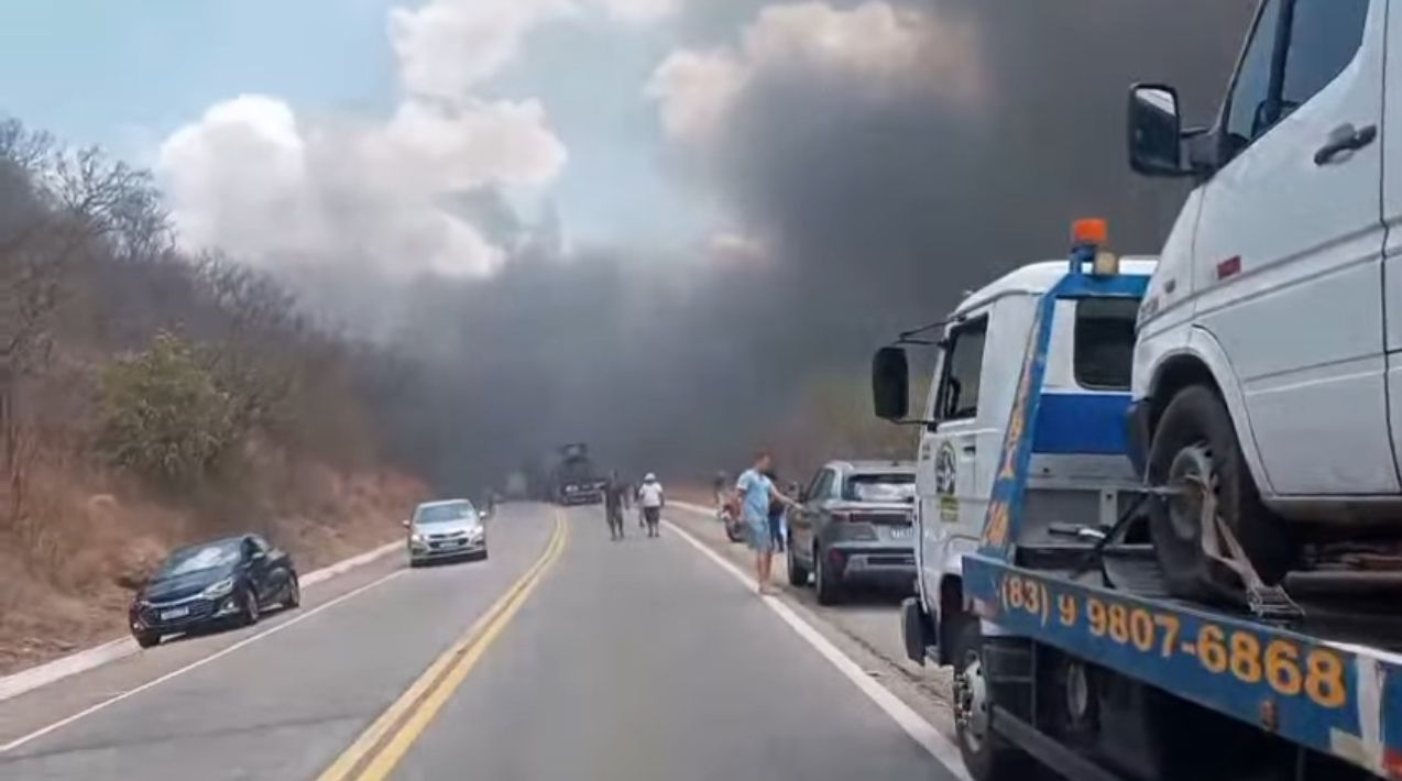 Acidente com caminhão-tanque causa incêndio e interdição na BR-230, em Santa Luzia