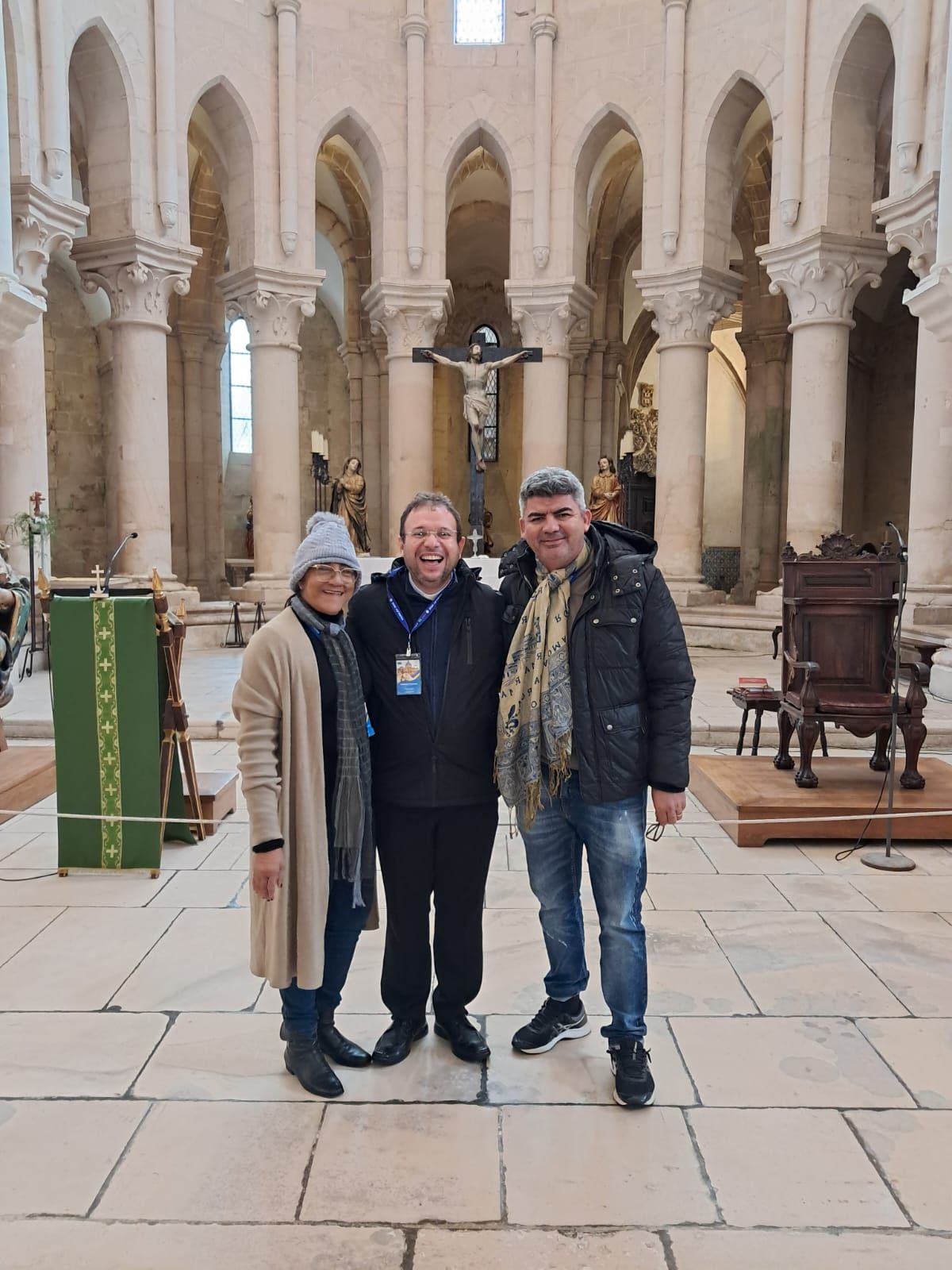 Padre Fabrício e peregrinos visitam Mosteiro de Alcobaça, em Portugal; vídeo e fotos