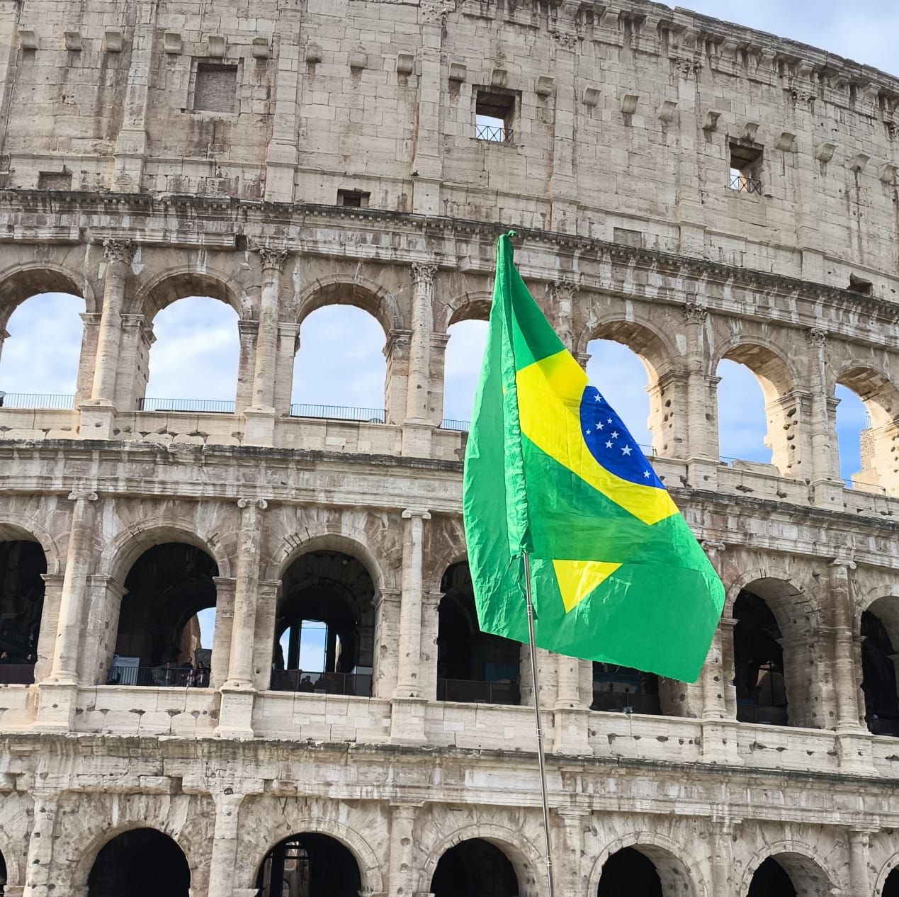 Peregrinos brasileiros visitam Coliseu em Roma, capital da Itália; Vídeo