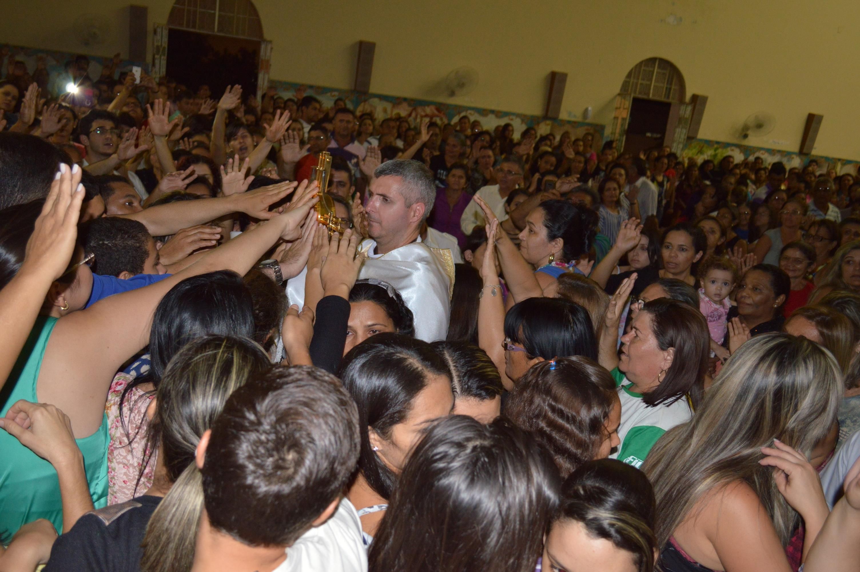 Carismáticos lotam igreja em Missa pedindo cura e libertação