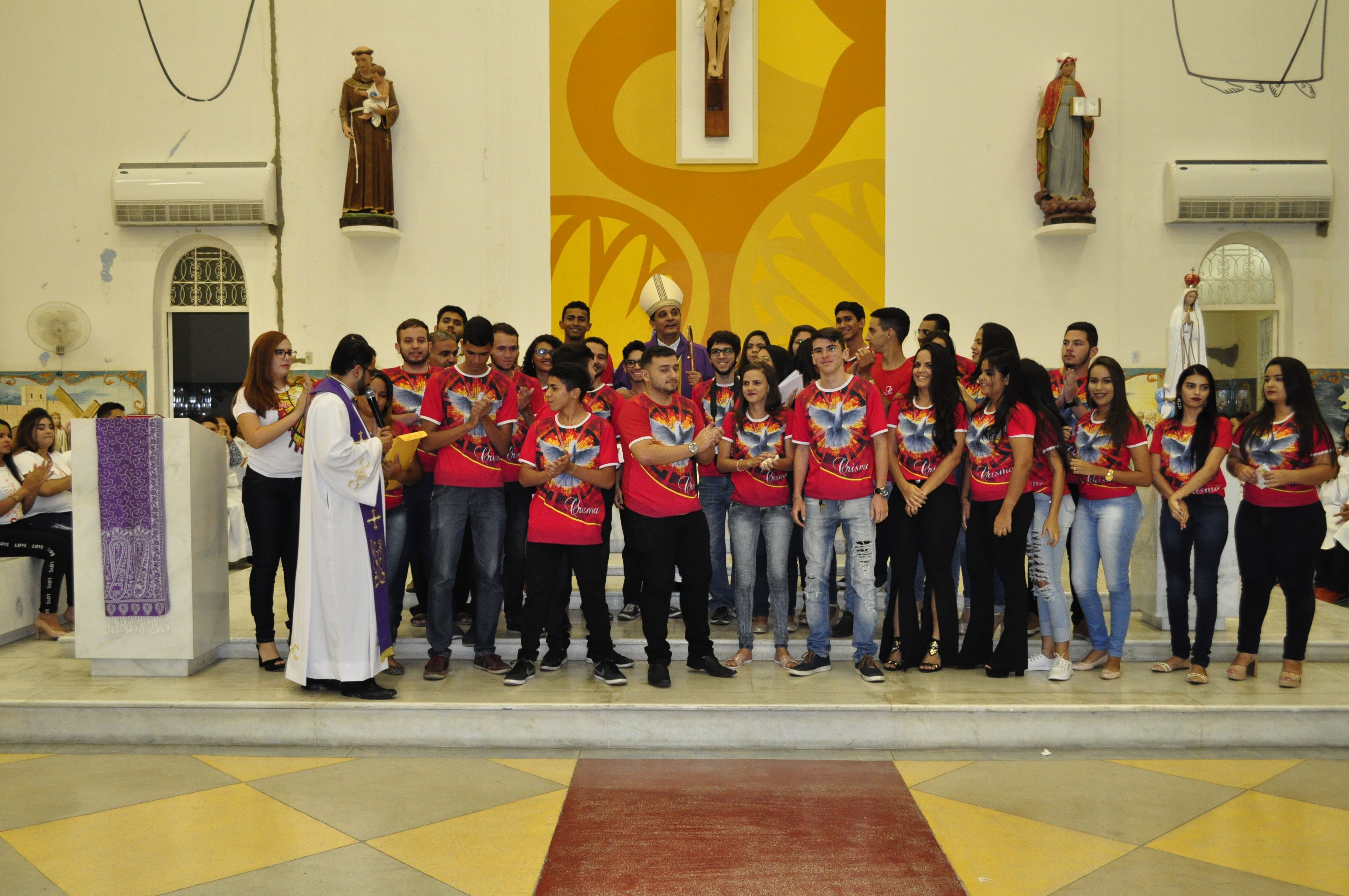 Jovens da Paróquia Santo Antônio celebram o Sacramento do Santo Crisma