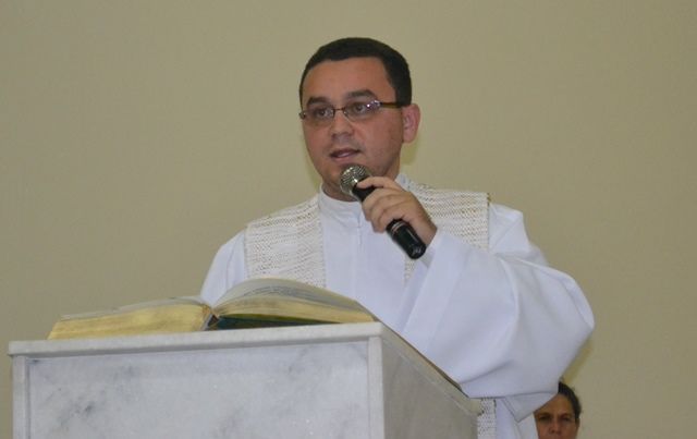 Melhoras: Padre Claudio Oliveira acorda e já respira sem aparelhos