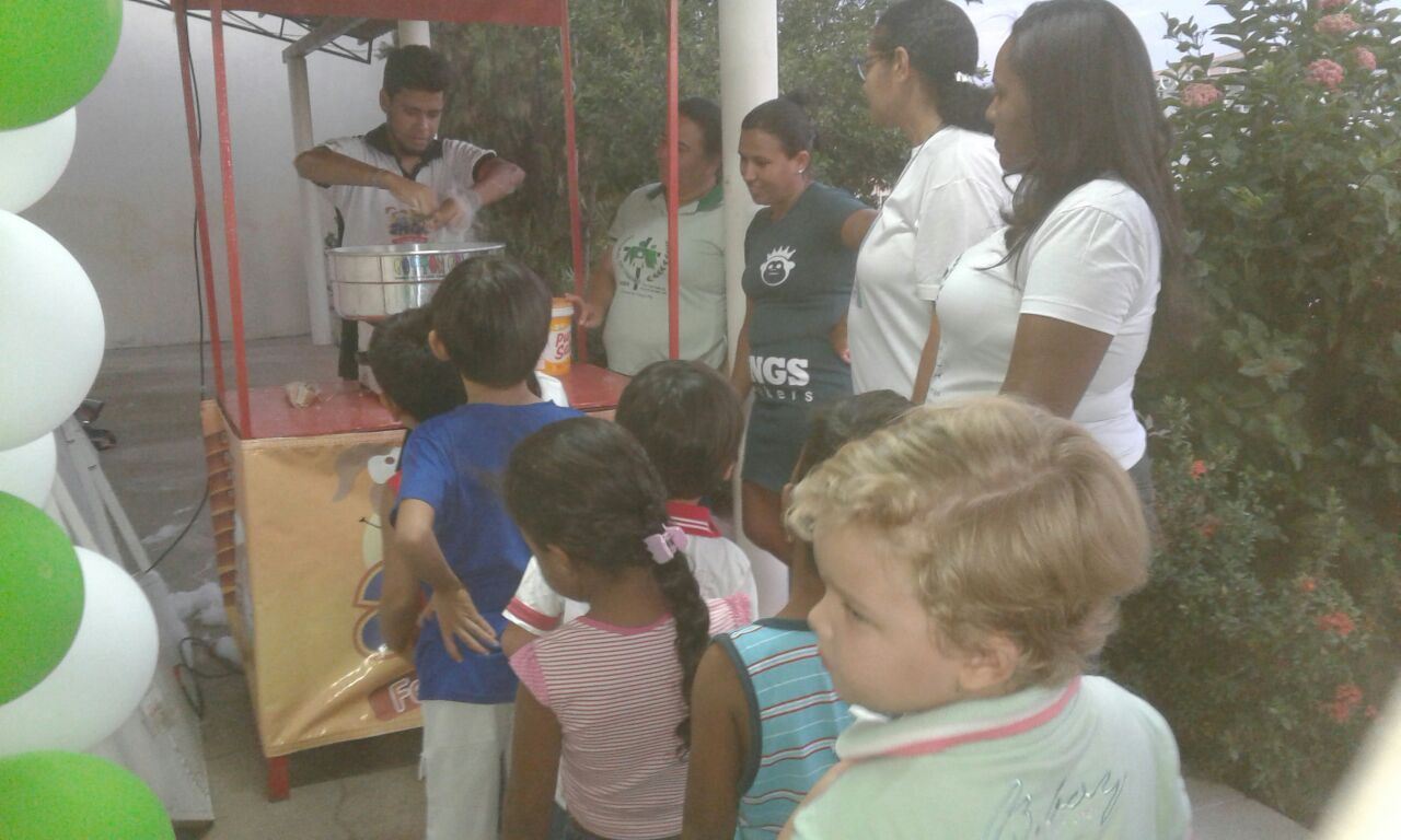 Alegria e diversão na festa da criança na Com. N. Sra. Aparecida