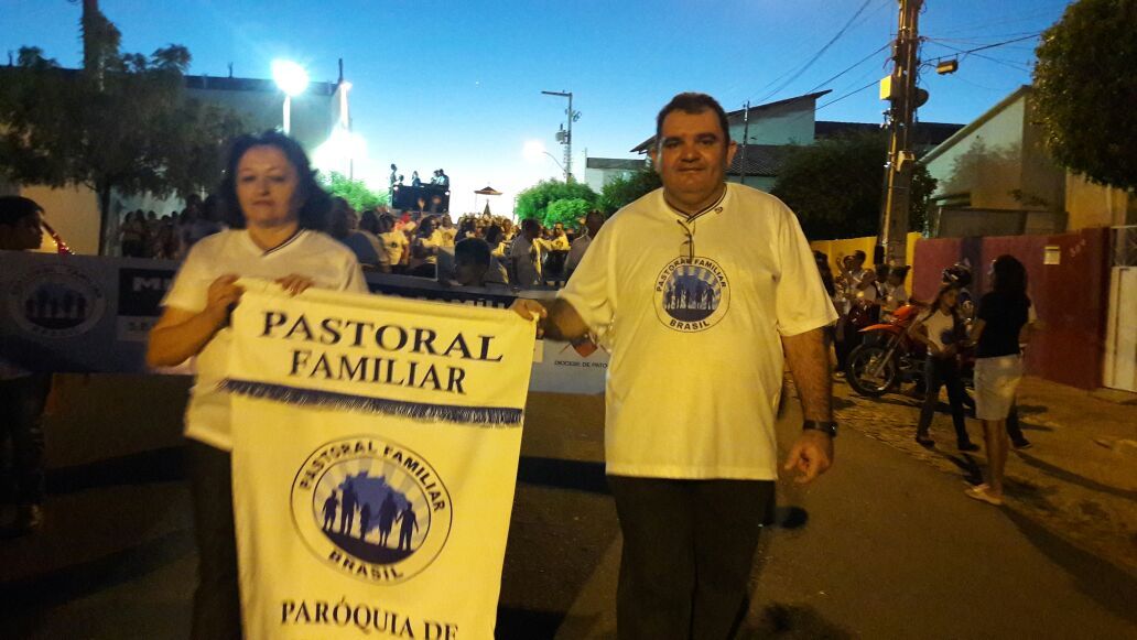 Dezenas de paroquianos participaram da caminhada de abertura da Semana Nacional da Família 