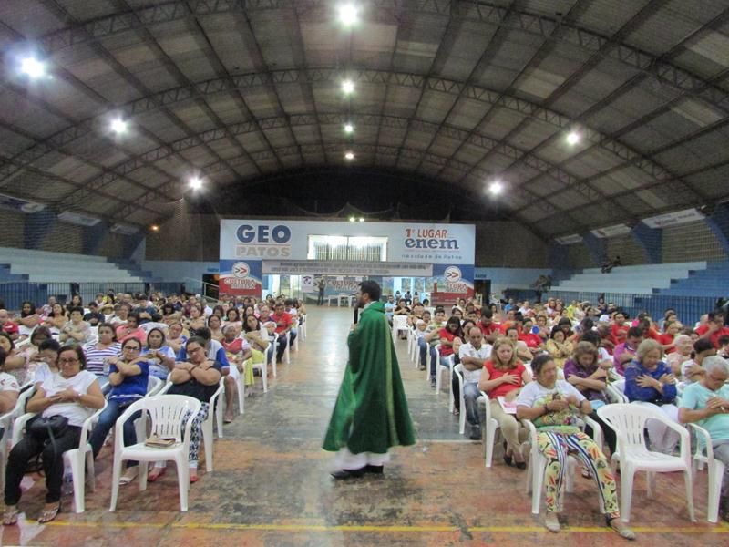 Pe. Alixandre celebra missa de abertura do retiro de carnaval da renovação carismática católica