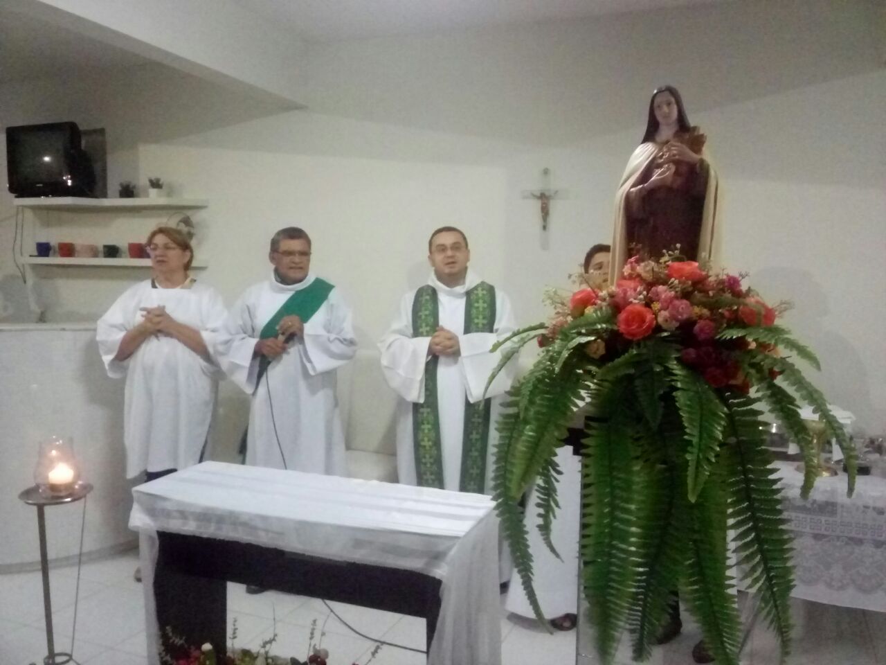 Tríduo em honra a Santa Terezinha teve inicio, com grande participação de devotos