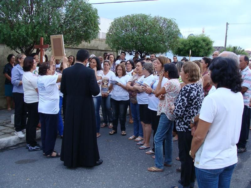 Comunidades Realizam Via-Sacra em Frente a Maternidade Peregrino Filho