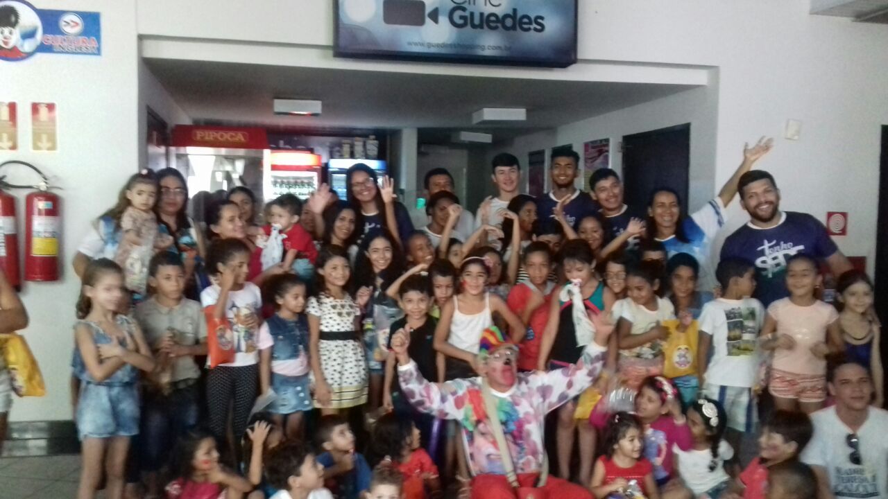 Projeto Madre Tereza e Pastoral levam crianças para brincar no Guedes Shoping