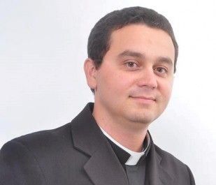 Neste domingo: Padre Claudio Oliveira apresenta primeiros sinais concretos de melhora   