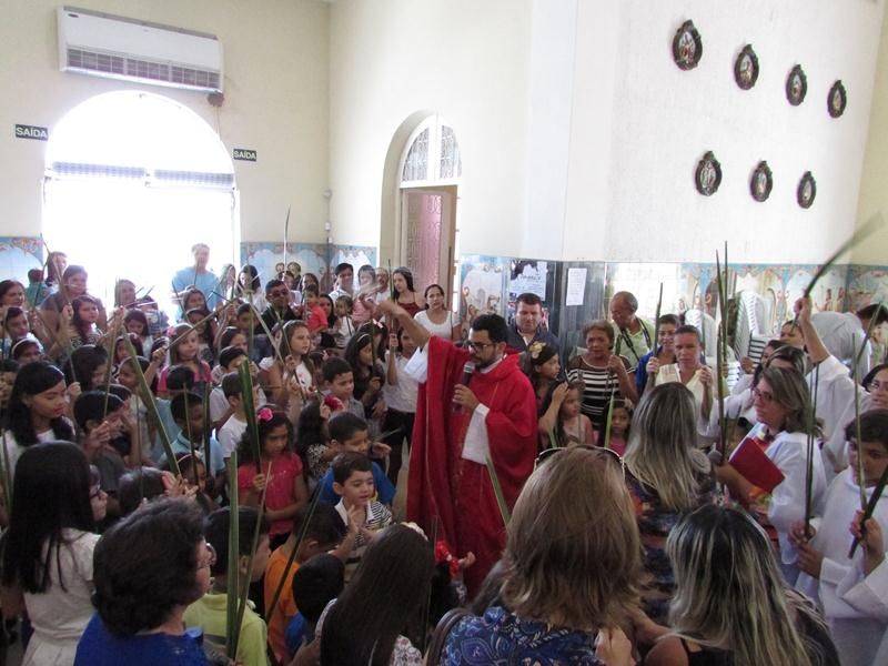 Missa do Domingo de Ramos com as Crianças na Paróquia Santo Antônio