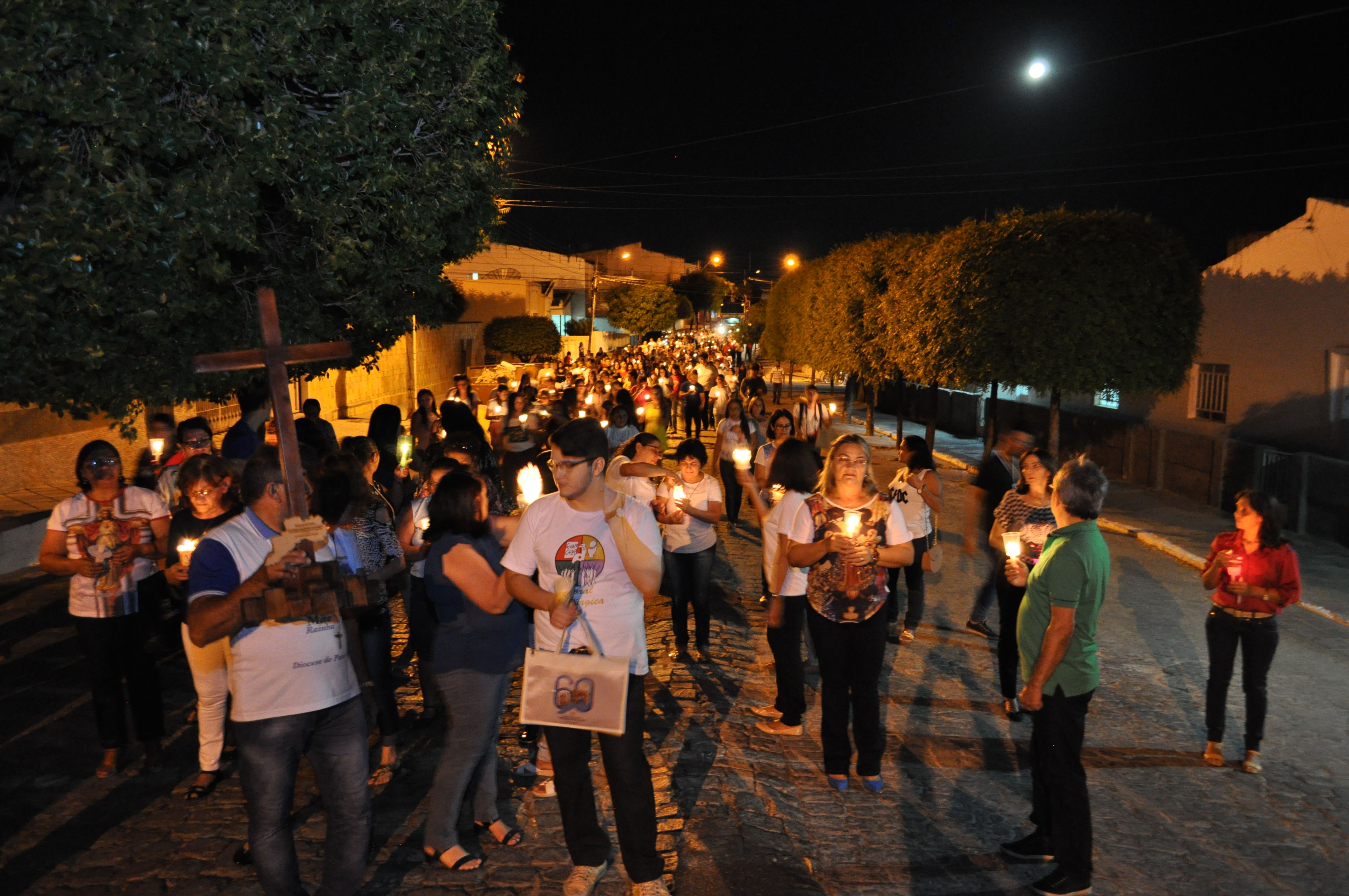 Paróquia Santo Antônio Realiza Procissão Luminosa em preparação para os 60 anos da Diocese de Patos