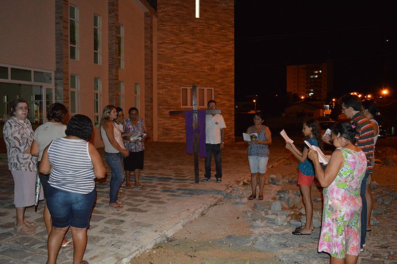 Comunidade Nossa Senhora Aparecida Celebra Via Sacra nas Ruas 